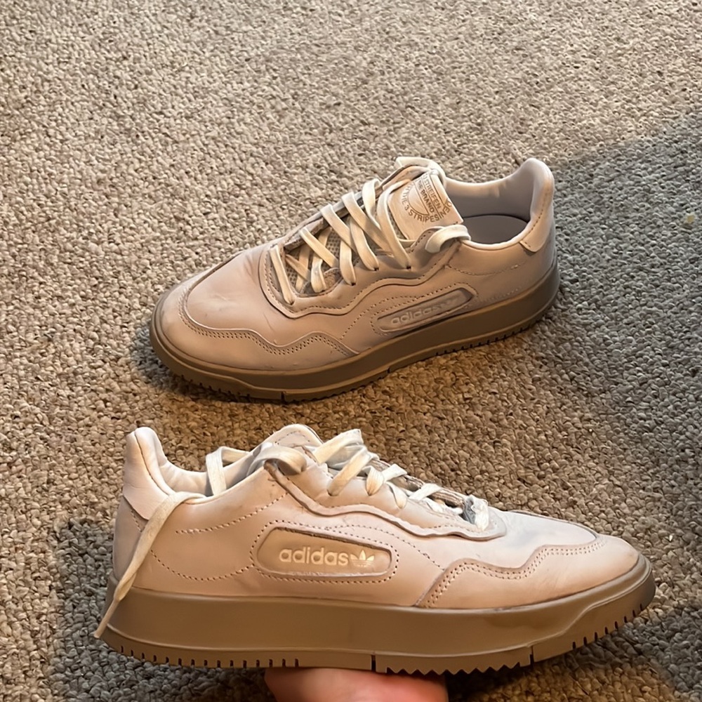 Womens size 7 Adidas sneakers - Picture 3 of 4